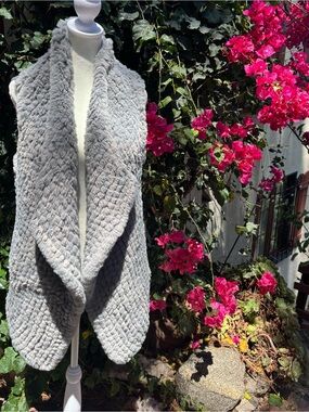 Chelsea & Theodore Cozy Open-Front Sleeveless Jacket - Light Gray
